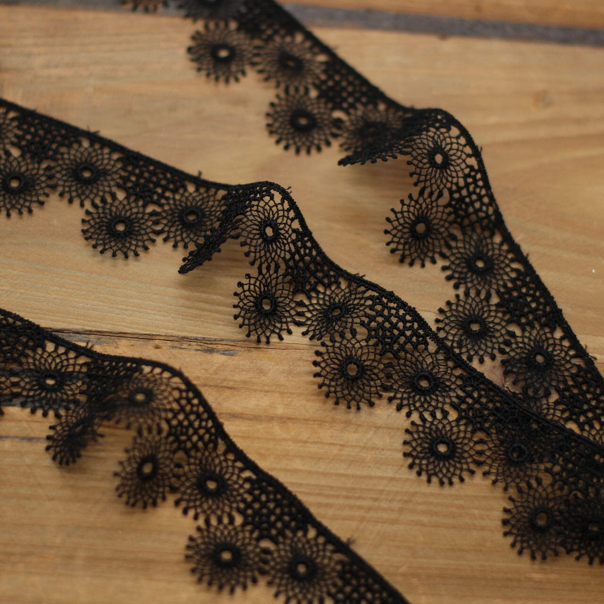 Guipure Dentelle - Noir - 30mm (Vendu x10cm) Mercerie L'atelier de Gaspard et Léonie | Gaspard et Léonie Tissus en ligne et Mercerie à Toulouse