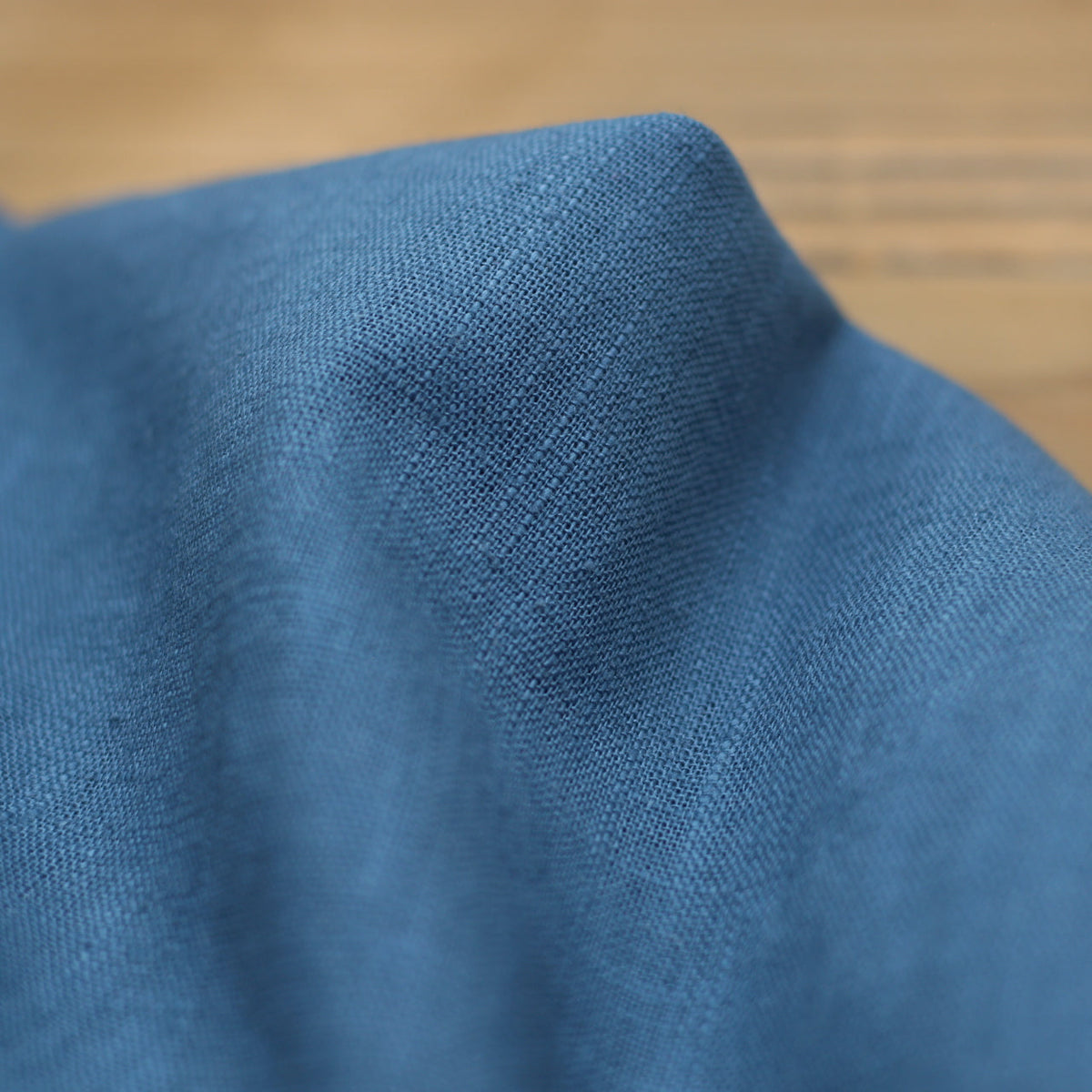 Tissu 100% Lin Lavé Uni - Bleu Jean (Vendu x10cm) Tissus Sélection Gaspard & Léonie | Gaspard et Léonie Tissus en ligne et Mercerie à Toulouse