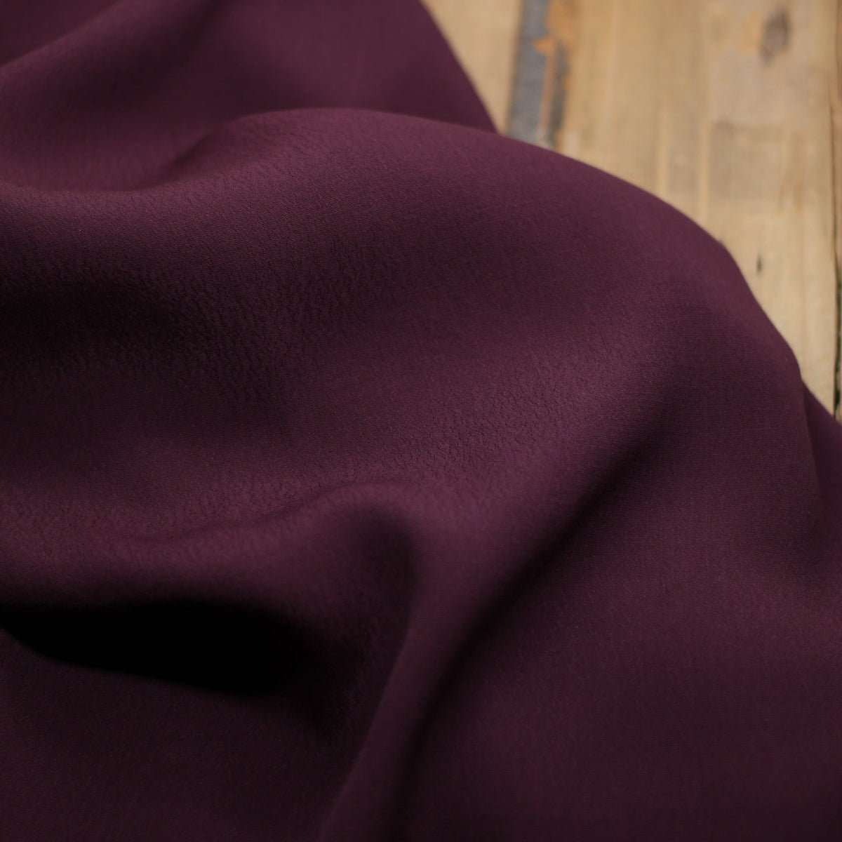 Tissu Crêpe de viscose Mousseline Uni - Bordeaux (Vendu x10cm) Tissus Sélection Gaspard & Léonie | Gaspard et Léonie Tissus en ligne et Mercerie à Toulouse