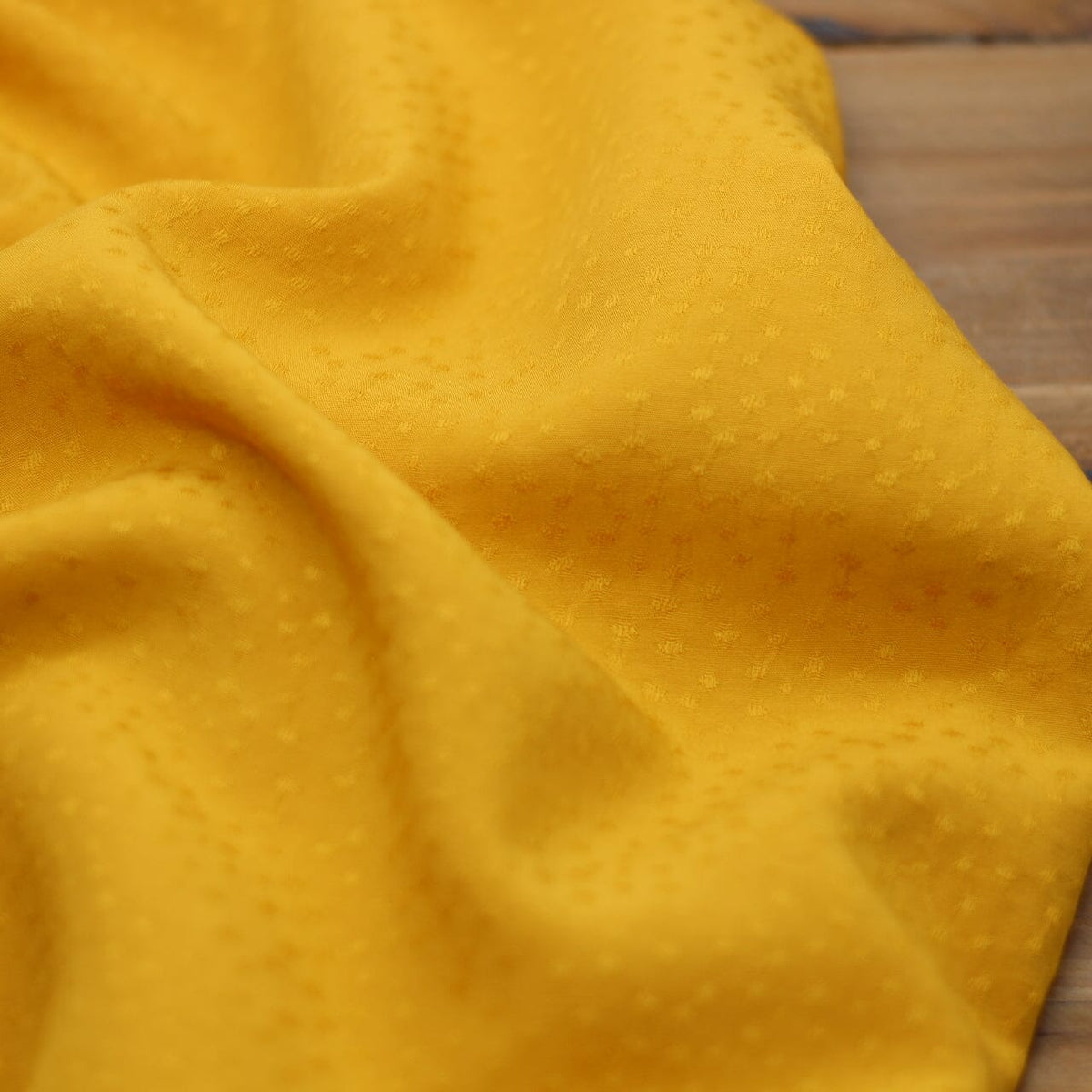 Tissu Viscose Unie Dobby - Jaune ocre (Vendu x10cm) Tissus Sélection Gaspard & Léonie | Gaspard et Léonie Tissus en ligne et Mercerie à Toulouse