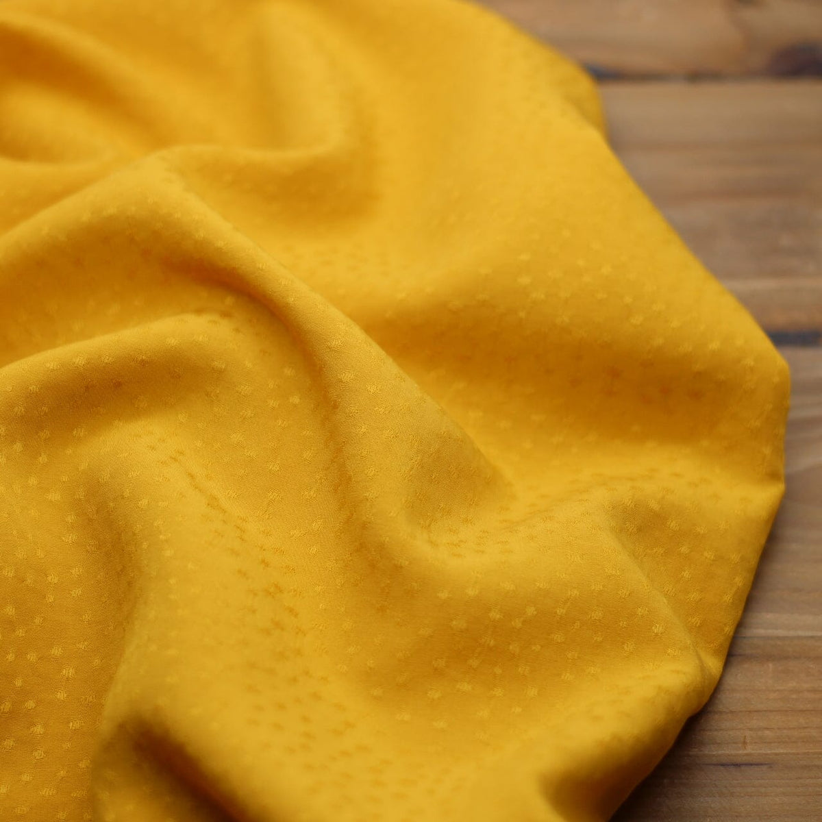 Tissu Viscose Unie Dobby - Jaune ocre (Vendu x10cm) Tissus Sélection Gaspard & Léonie | Gaspard et Léonie Tissus en ligne et Mercerie à Toulouse