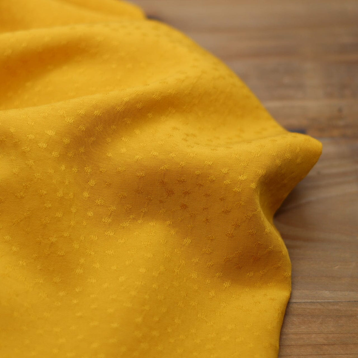 Tissu Viscose Unie Dobby - Jaune ocre (Vendu x10cm) Tissus Sélection Gaspard & Léonie | Gaspard et Léonie Tissus en ligne et Mercerie à Toulouse