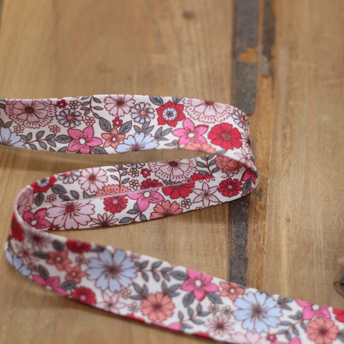 Biais Fleuri - Rose/Rouge 20mm (vendu x10cm) Mercerie Sélection Gaspard & Léonie | Gaspard et Léonie Tissus en ligne et Mercerie à Toulouse