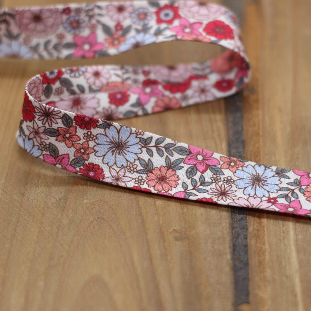 Biais Fleuri - Rose/Rouge 20mm (vendu x10cm) Mercerie Sélection Gaspard & Léonie | Gaspard et Léonie Tissus en ligne et Mercerie à Toulouse