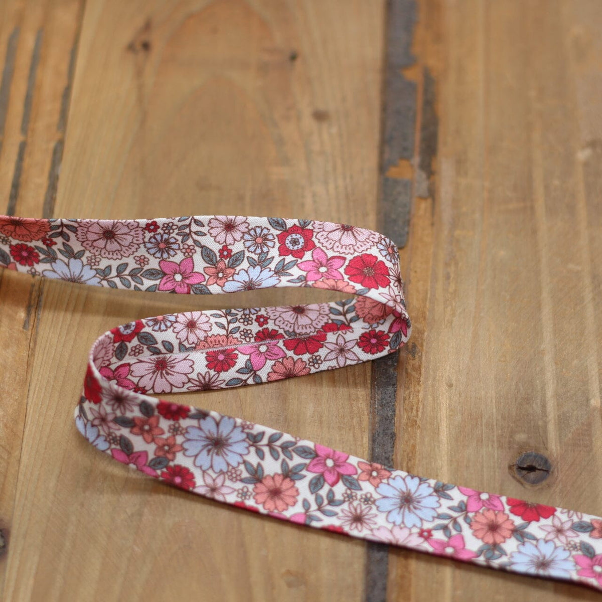 Biais Fleuri - Rose/Rouge 20mm (vendu x10cm) Mercerie Sélection Gaspard & Léonie | Gaspard et Léonie Tissus en ligne et Mercerie à Toulouse