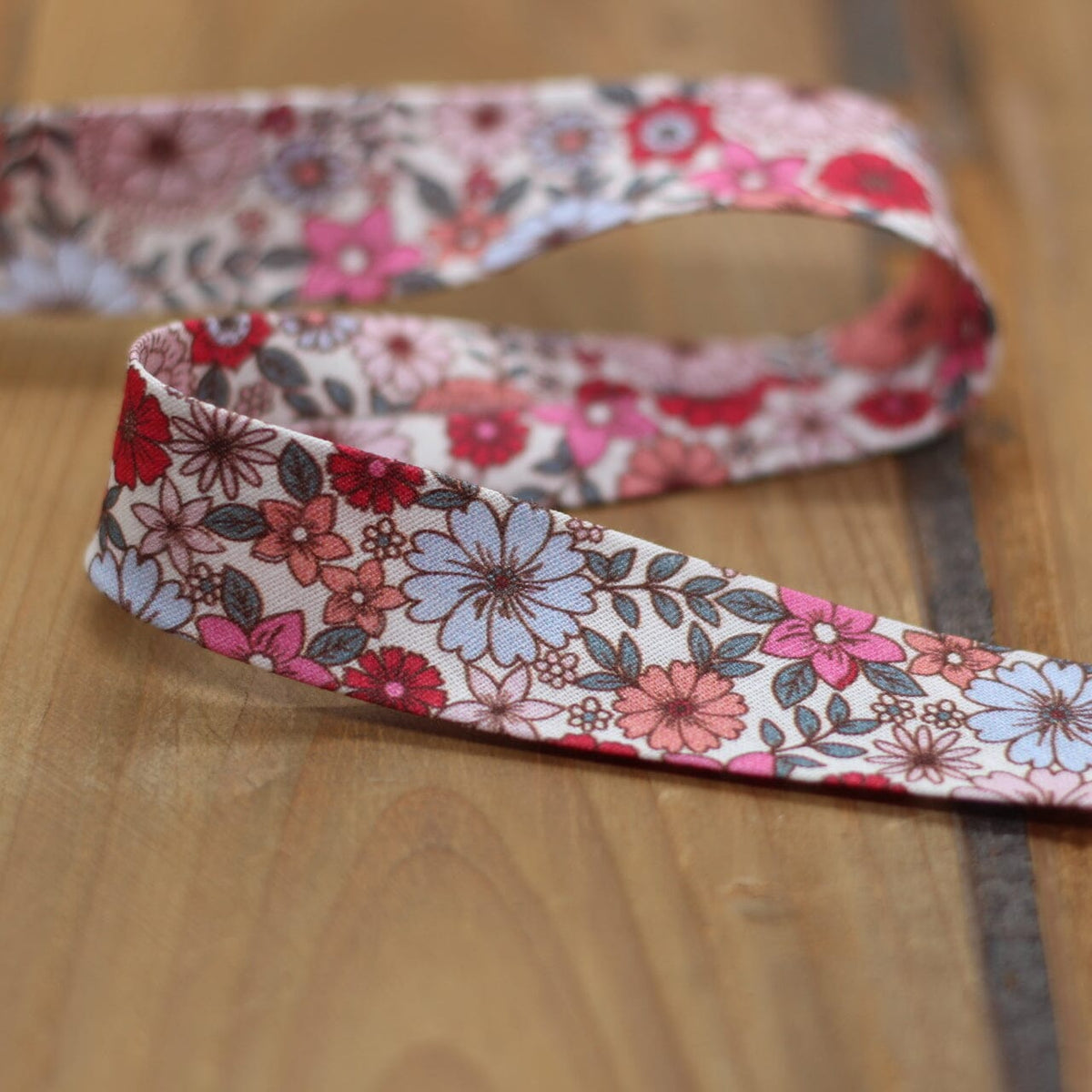 Biais Fleuri - Rose/Rouge 20mm (vendu x10cm) Mercerie Sélection Gaspard & Léonie | Gaspard et Léonie Tissus en ligne et Mercerie à Toulouse