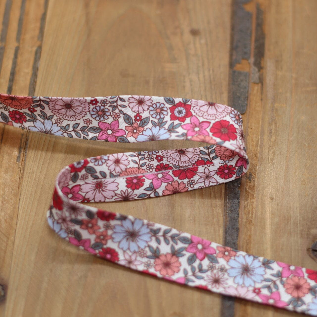 Biais Fleuri - Rose/Rouge 20mm (vendu x10cm) Mercerie Sélection Gaspard & Léonie | Gaspard et Léonie Tissus en ligne et Mercerie à Toulouse