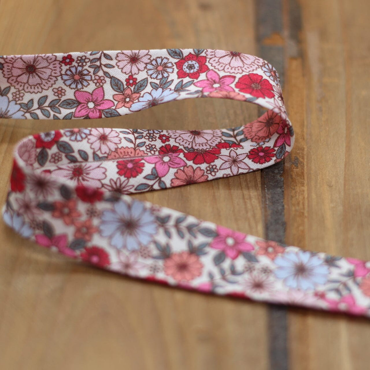 Biais Fleuri - Rose/Rouge 20mm (vendu x10cm) Mercerie Sélection Gaspard & Léonie | Gaspard et Léonie Tissus en ligne et Mercerie à Toulouse