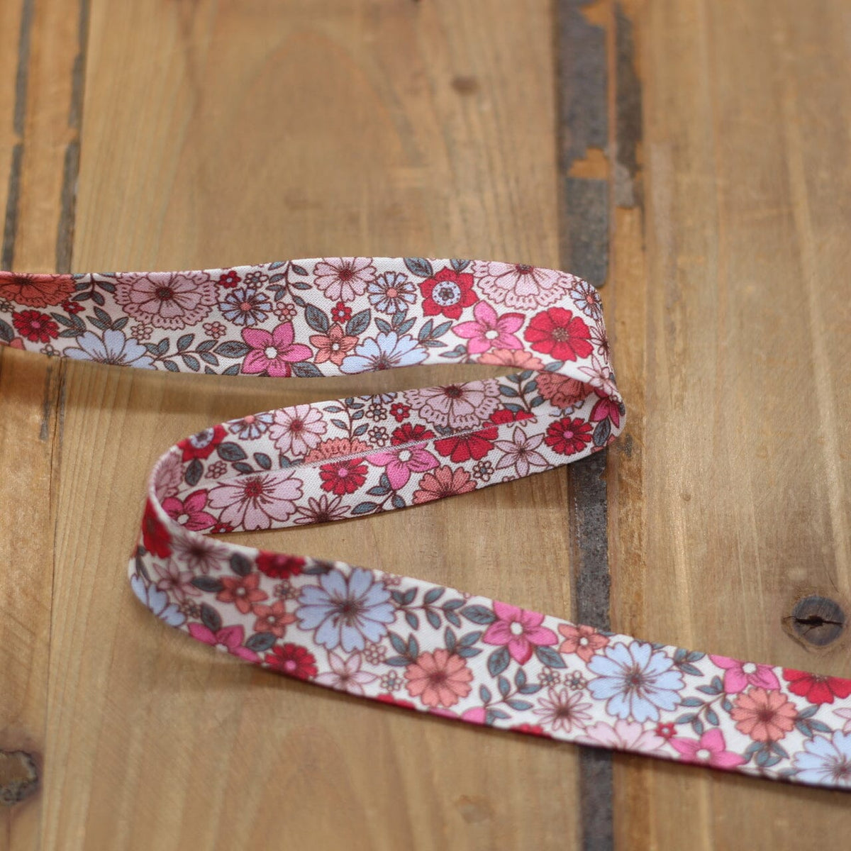Biais Fleuri - Rose/Rouge 20mm (vendu x10cm) Mercerie Sélection Gaspard & Léonie | Gaspard et Léonie Tissus en ligne et Mercerie à Toulouse