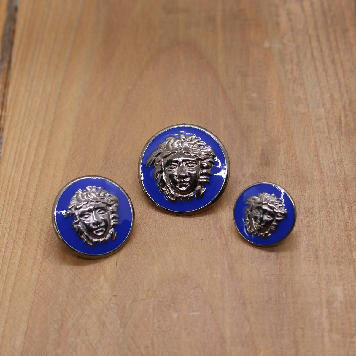 Bouton métallique émaillé BLEU ROI ARGENT NOIR - Médusa Mercerie Sélection Gaspard & Léonie | Gaspard et Léonie Tissus en ligne et Mercerie à Toulouse