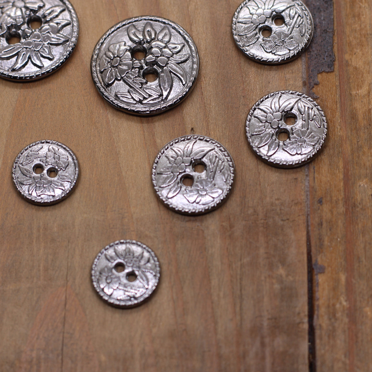 Bouton métallique gravé FLEURS - Argent vieilli Mercerie Sélection Gaspard & Léonie | Gaspard et Léonie Tissus en ligne et Mercerie à Toulouse