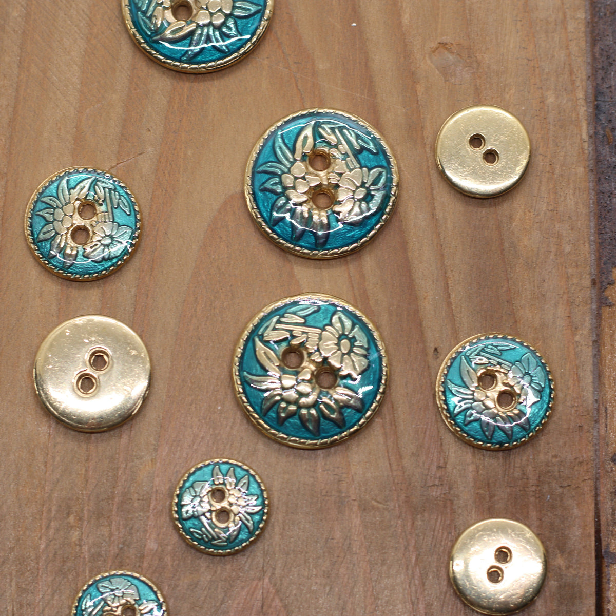 Bouton métallique gravé FLEURS - Bleu turquoise /Doré Mercerie Sélection Gaspard & Léonie | Gaspard et Léonie Tissus en ligne et Mercerie à Toulouse