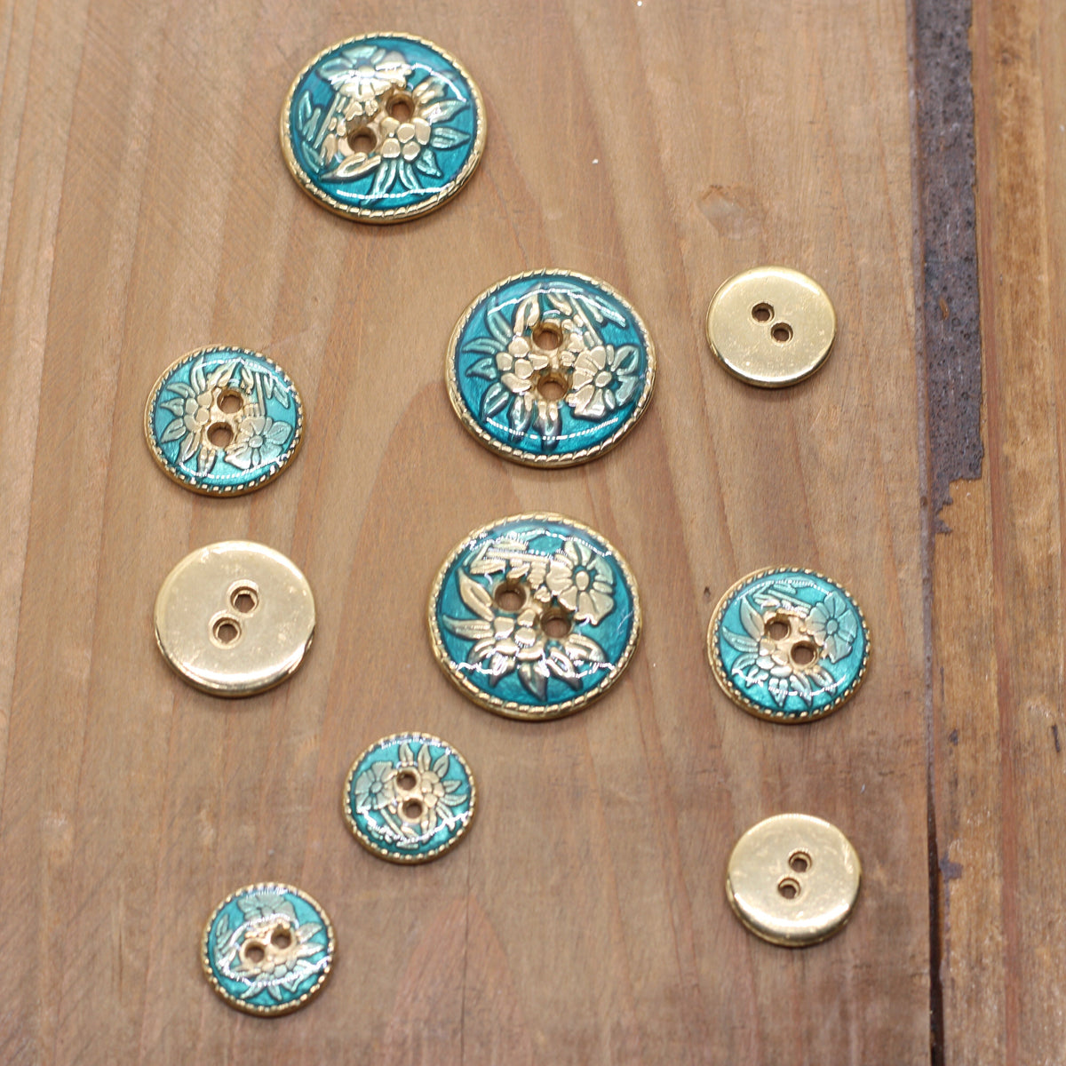Bouton métallique gravé FLEURS - Bleu turquoise /Doré Mercerie Sélection Gaspard & Léonie | Gaspard et Léonie Tissus en ligne et Mercerie à Toulouse