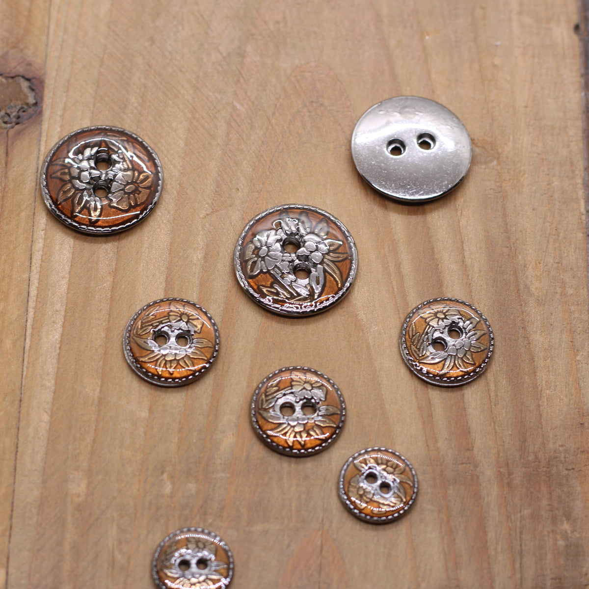 Bouton métallique gravé FLEURS - Marron/Argent vieilli Mercerie Sélection Gaspard & Léonie | Gaspard et Léonie Tissus en ligne et Mercerie à Toulouse