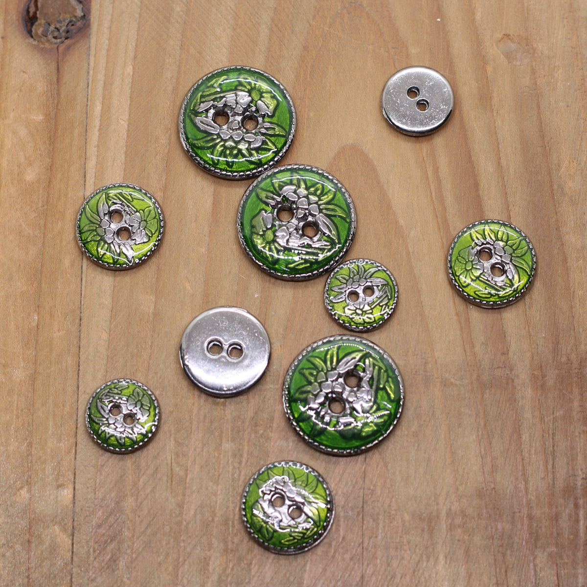Bouton métallique gravé FLEURS - Vert/Argent vieilli Mercerie Sélection Gaspard & Léonie | Gaspard et Léonie Tissus en ligne et Mercerie à Toulouse