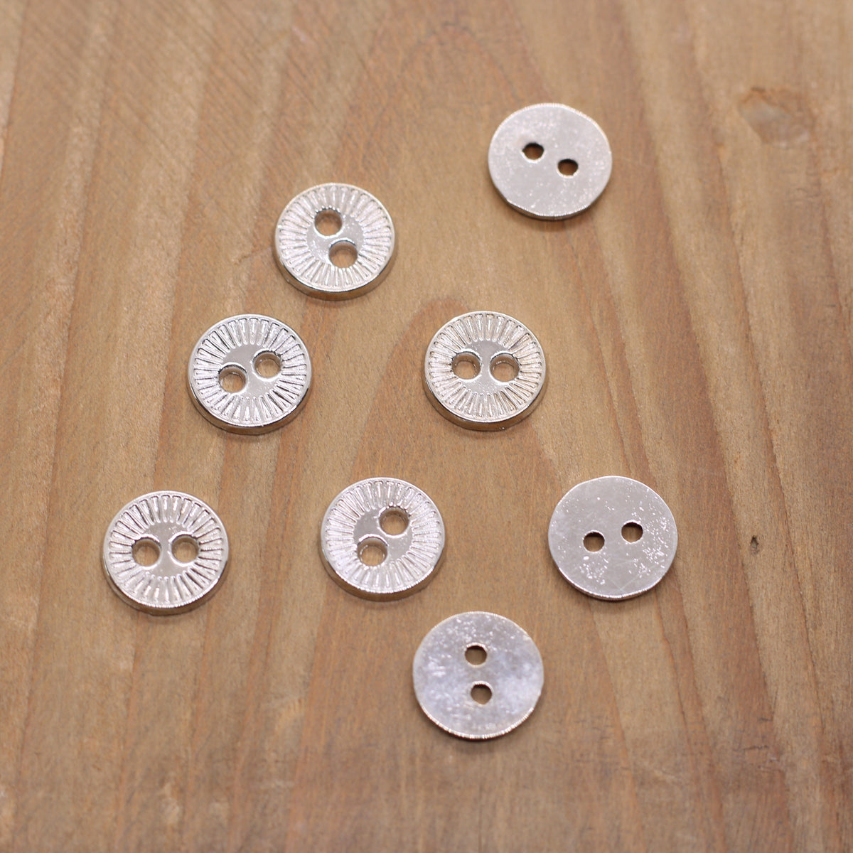 Bouton métallique SUN 10mm - Argent Mercerie Sélection Gaspard & Léonie | Gaspard et Léonie Tissus en ligne et Mercerie à Toulouse