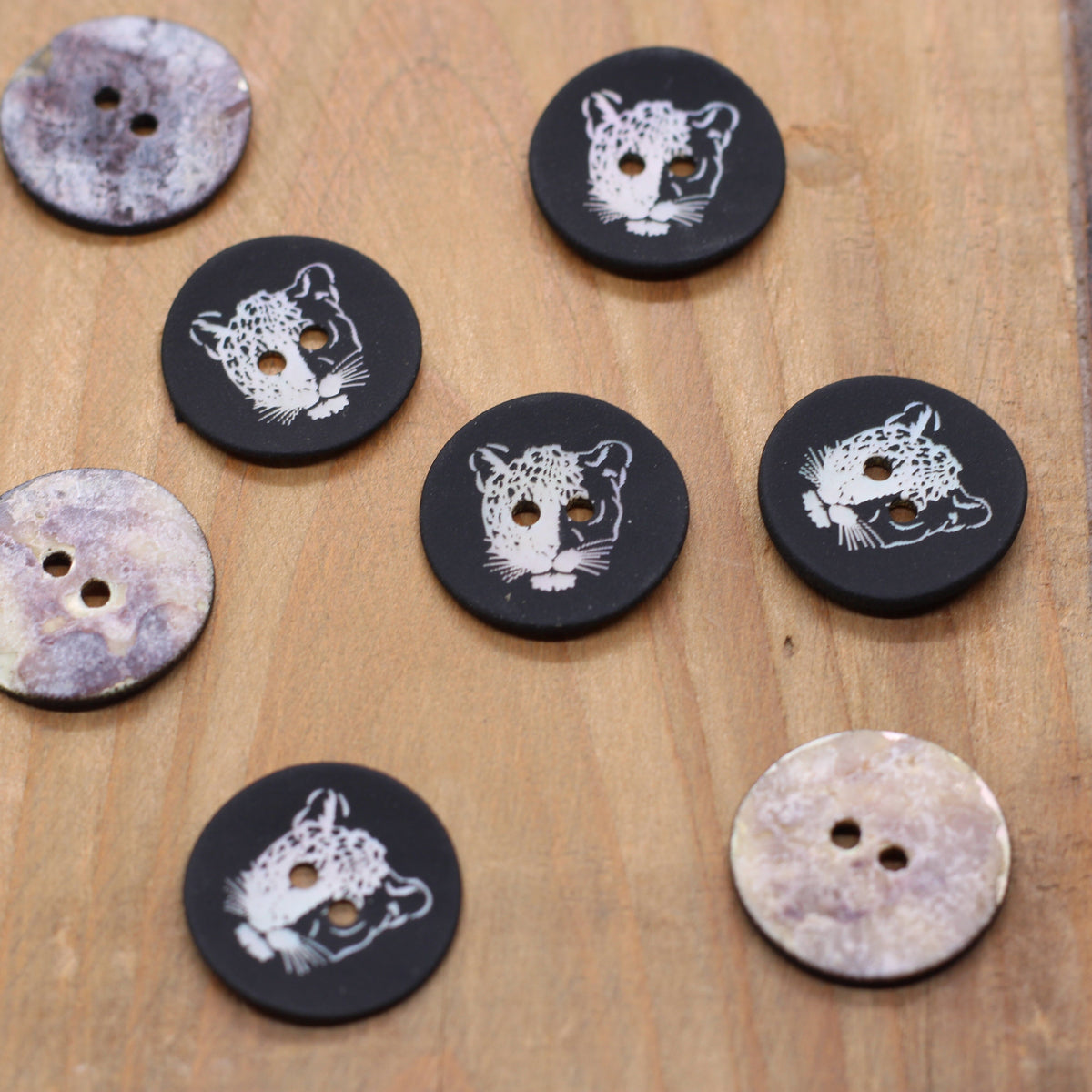 Bouton Nacre TIGRE 18mm- Noir Mercerie Sélection Gaspard & Léonie | Gaspard et Léonie Tissus en ligne et Mercerie à Toulouse