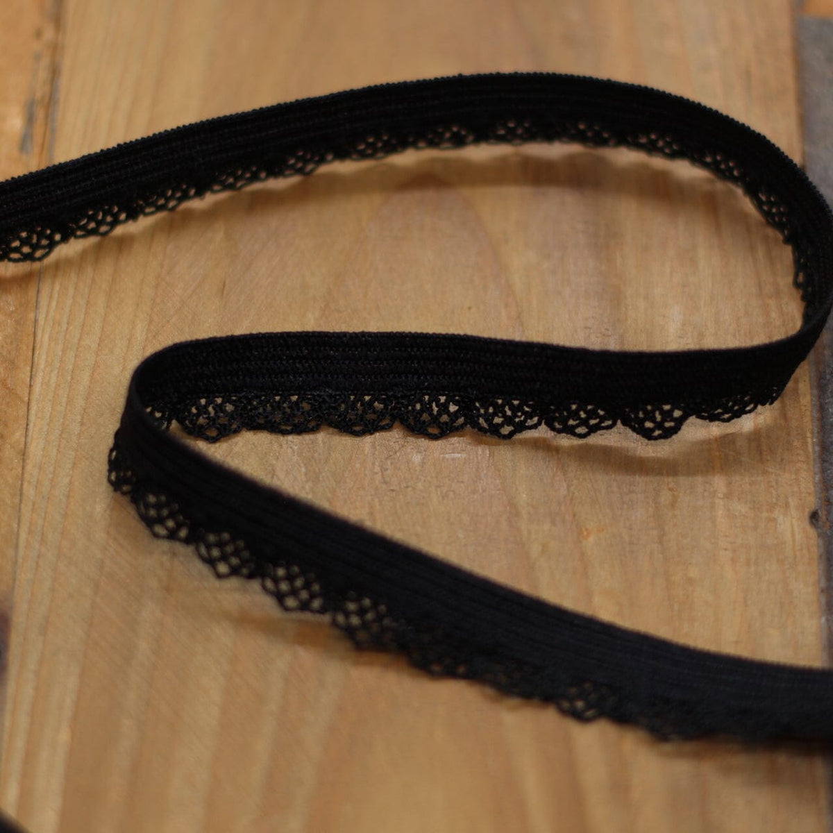 Elastique à picots Dentelle lingerie 12mm - Noir (vendu x10cm) Mercerie Sélection Gaspard & Léonie | Gaspard et Léonie Tissus en ligne et Mercerie à Toulouse