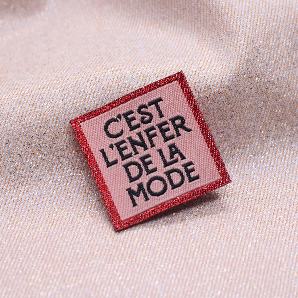 Etiquette tissée - "C'EST L'ENFER DE LA MODE" - BOHIN Etiquettes à coudre Bohin | Gaspard et Léonie Tissus en ligne et Mercerie à Toulouse