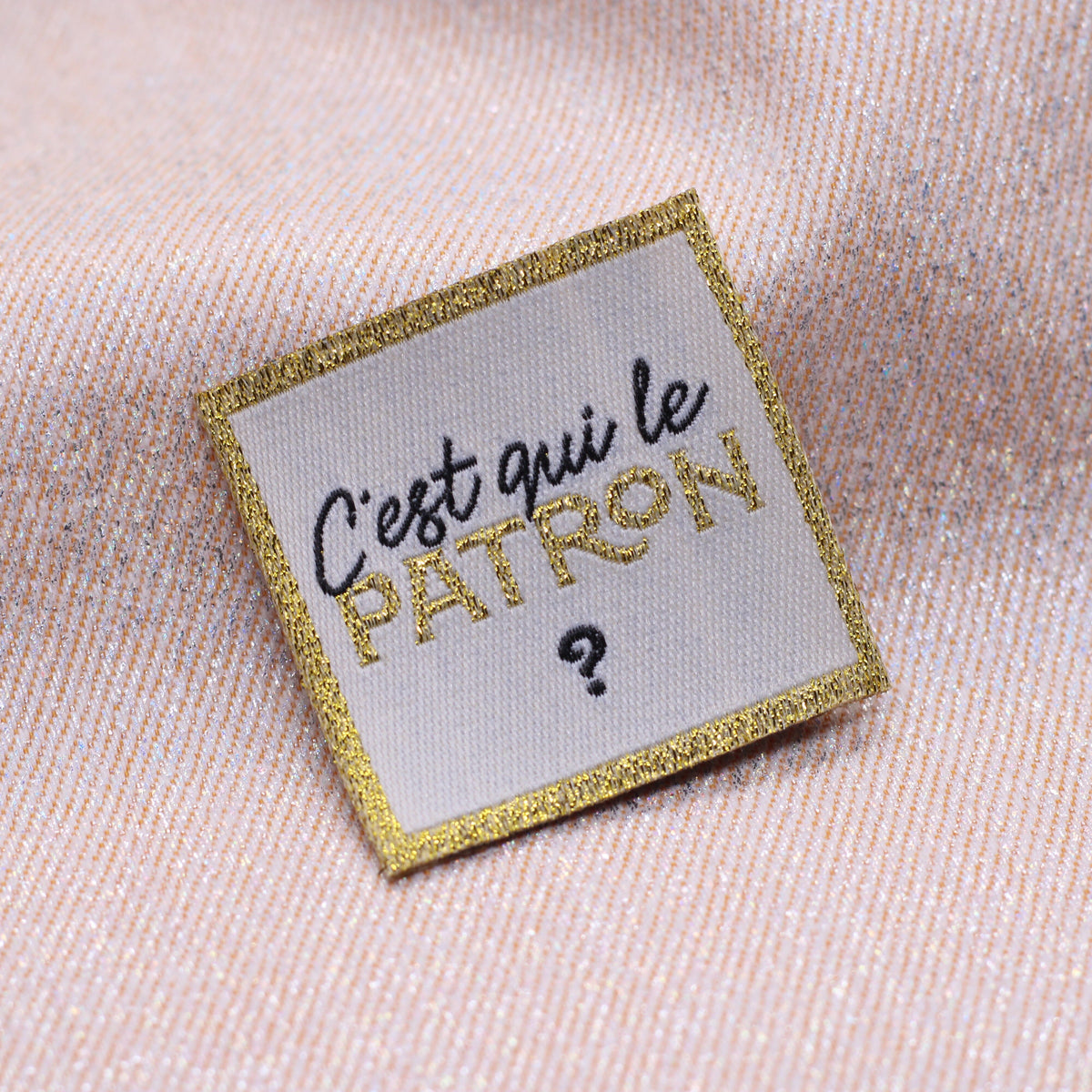 Etiquette tissée - "C'EST QUI LE PATRON ?" - BOHIN Etiquettes à coudre Bohin | Gaspard et Léonie Tissus en ligne et Mercerie à Toulouse