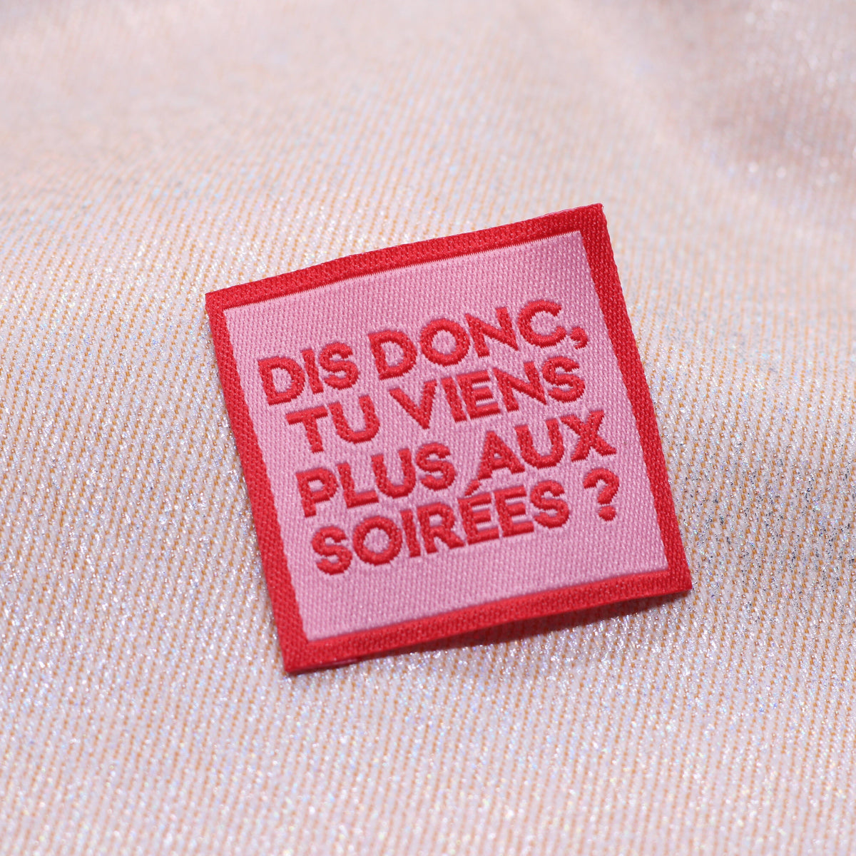 Etiquette tissée - "DIS DONC TU VIENS PLUS AUX SOIREES ? " - BOHIN Etiquettes à coudre Bohin | Gaspard et Léonie Tissus en ligne et Mercerie à Toulouse