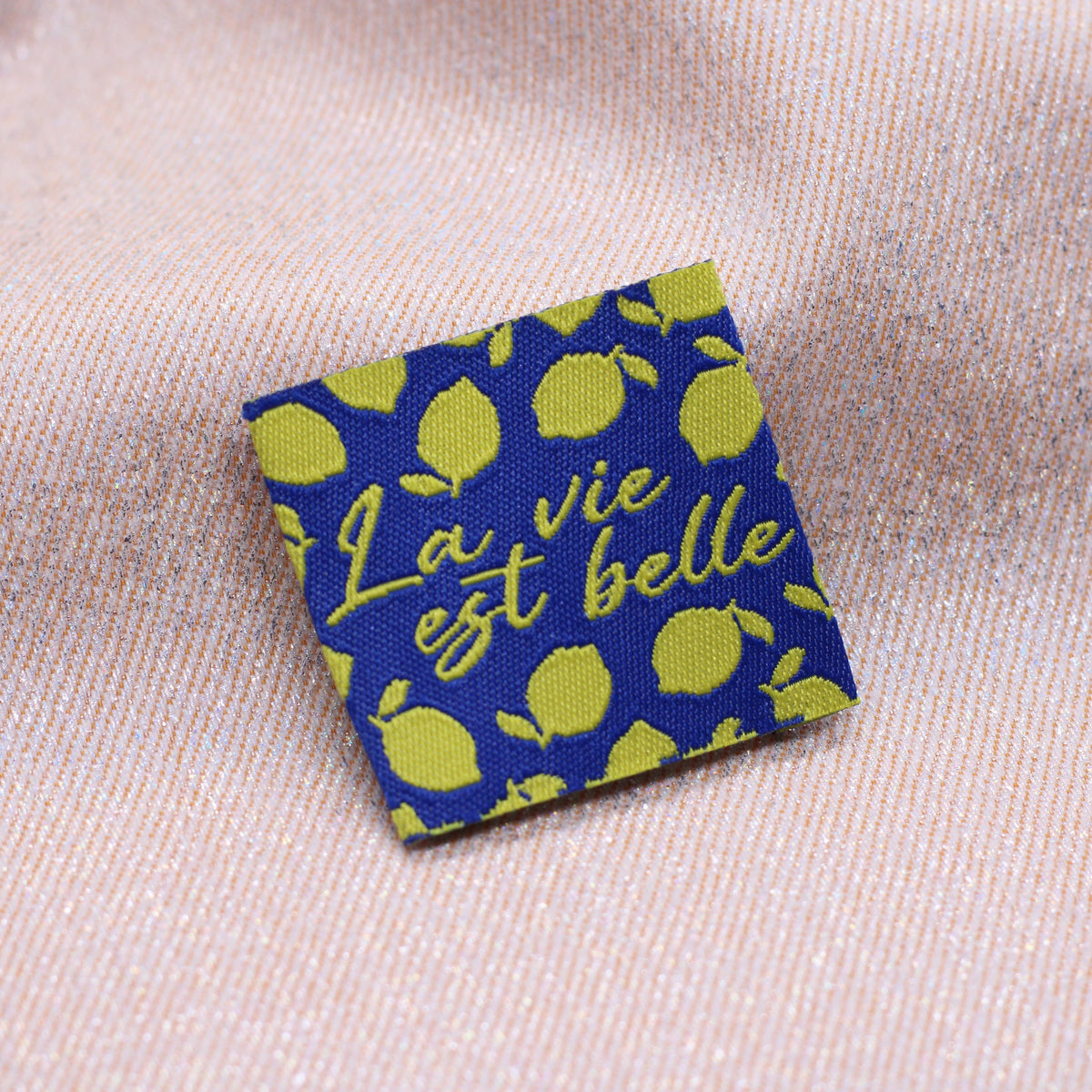 Etiquette tissée - "LA VIE EST BELLE" - BOHIN Etiquettes à coudre Bohin | Gaspard et Léonie Tissus en ligne et Mercerie à Toulouse