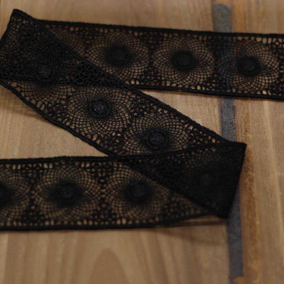 Guipure Dentelle / Entre deux - Noir - 30mm (Vendu x10cm) Mercerie L'atelier de Gaspard et Léonie | Gaspard et Léonie Tissus en ligne et Mercerie à Toulouse