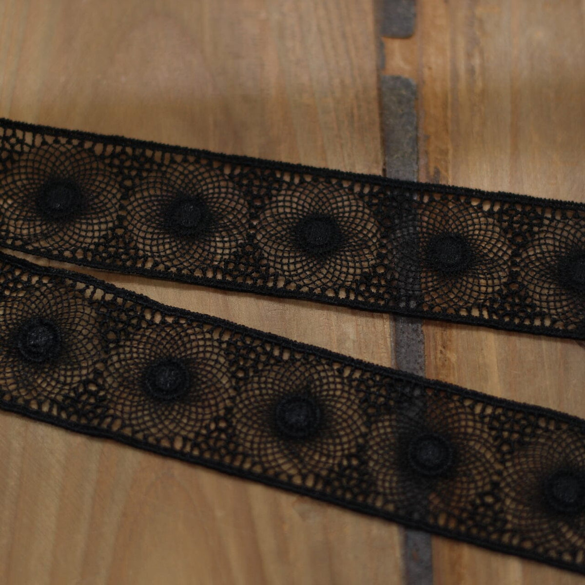 Guipure Dentelle / Entre deux - Noir - 30mm (Vendu x10cm) Mercerie L'atelier de Gaspard et Léonie | Gaspard et Léonie Tissus en ligne et Mercerie à Toulouse