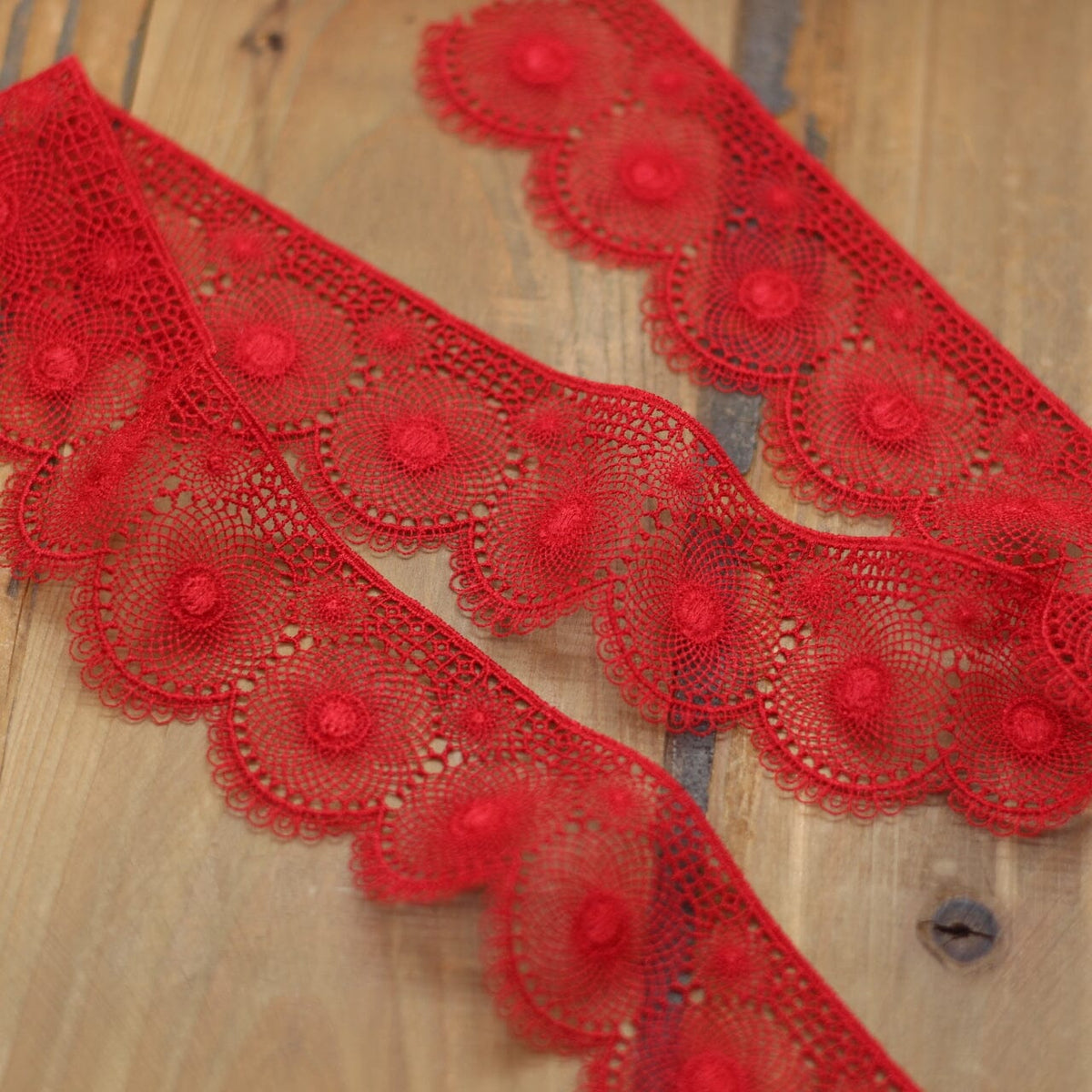 Guipure Dentelle - Rouge - 40mm (Vendu x10cm) Mercerie L'atelier de Gaspard et Léonie | Gaspard et Léonie Tissus en ligne et Mercerie à Toulouse