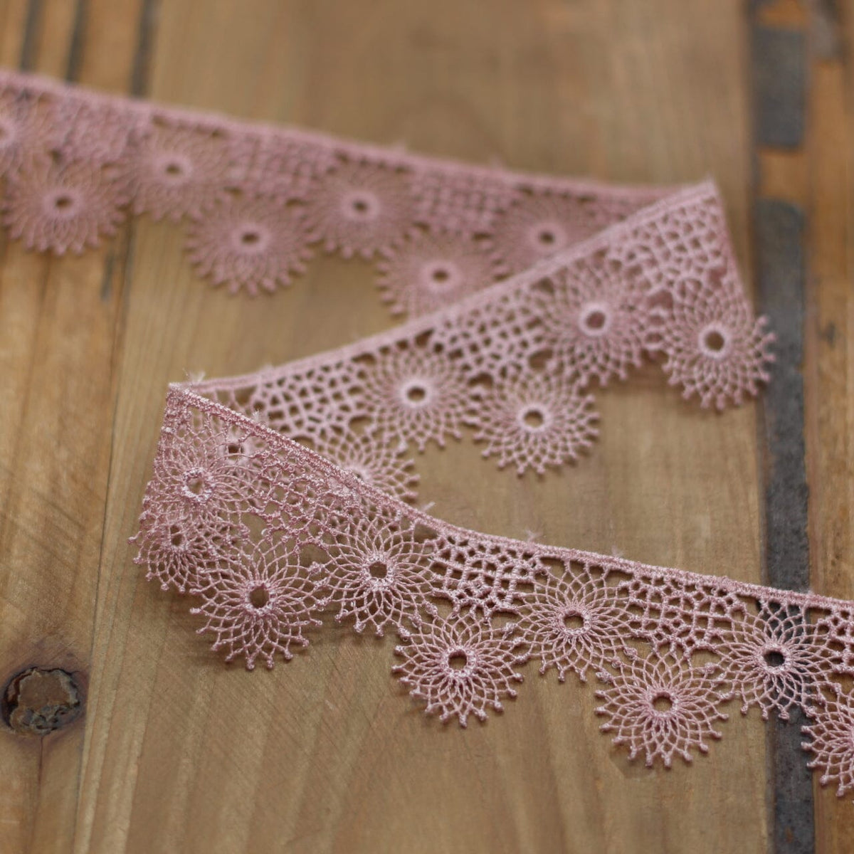 Guipure Dentelle - Vieux rose - 30mm (Vendu x10cm) Mercerie L'atelier de Gaspard et Léonie | Gaspard et Léonie Tissus en ligne et Mercerie à Toulouse
