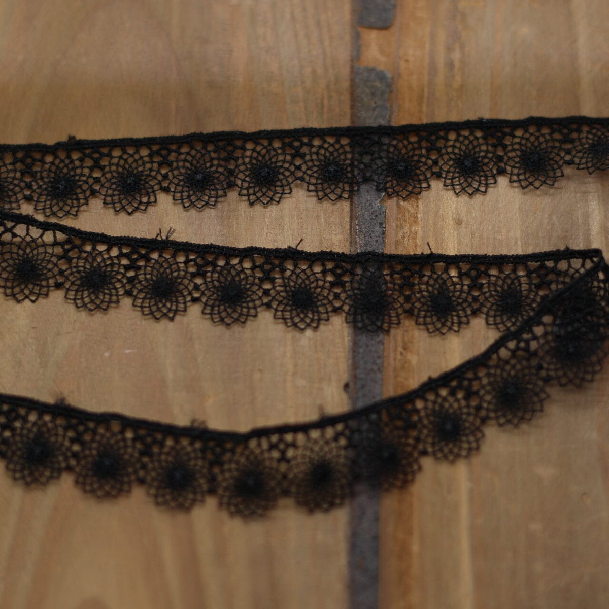 Guipure Ruban Dentelle - Noir - 16mm (Vendu x10cm) Mercerie L'atelier de Gaspard et Léonie | Gaspard et Léonie Tissus en ligne et Mercerie à Toulouse
