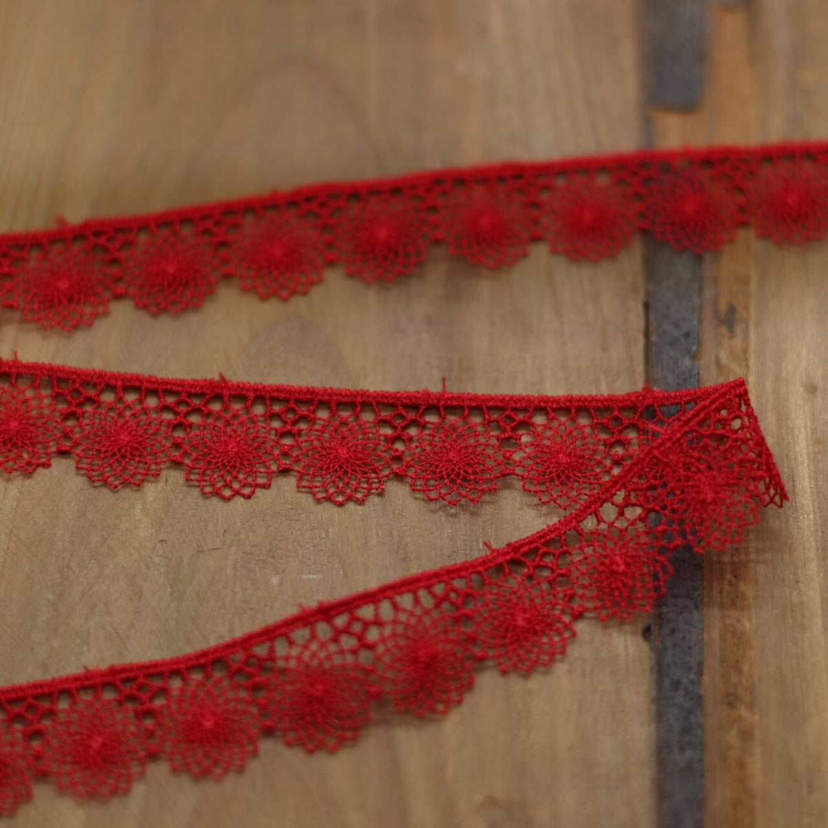 Guipure Ruban Dentelle - Rouge - 16mm (Vendu x10cm) Mercerie L'atelier de Gaspard et Léonie | Gaspard et Léonie Tissus en ligne et Mercerie à Toulouse