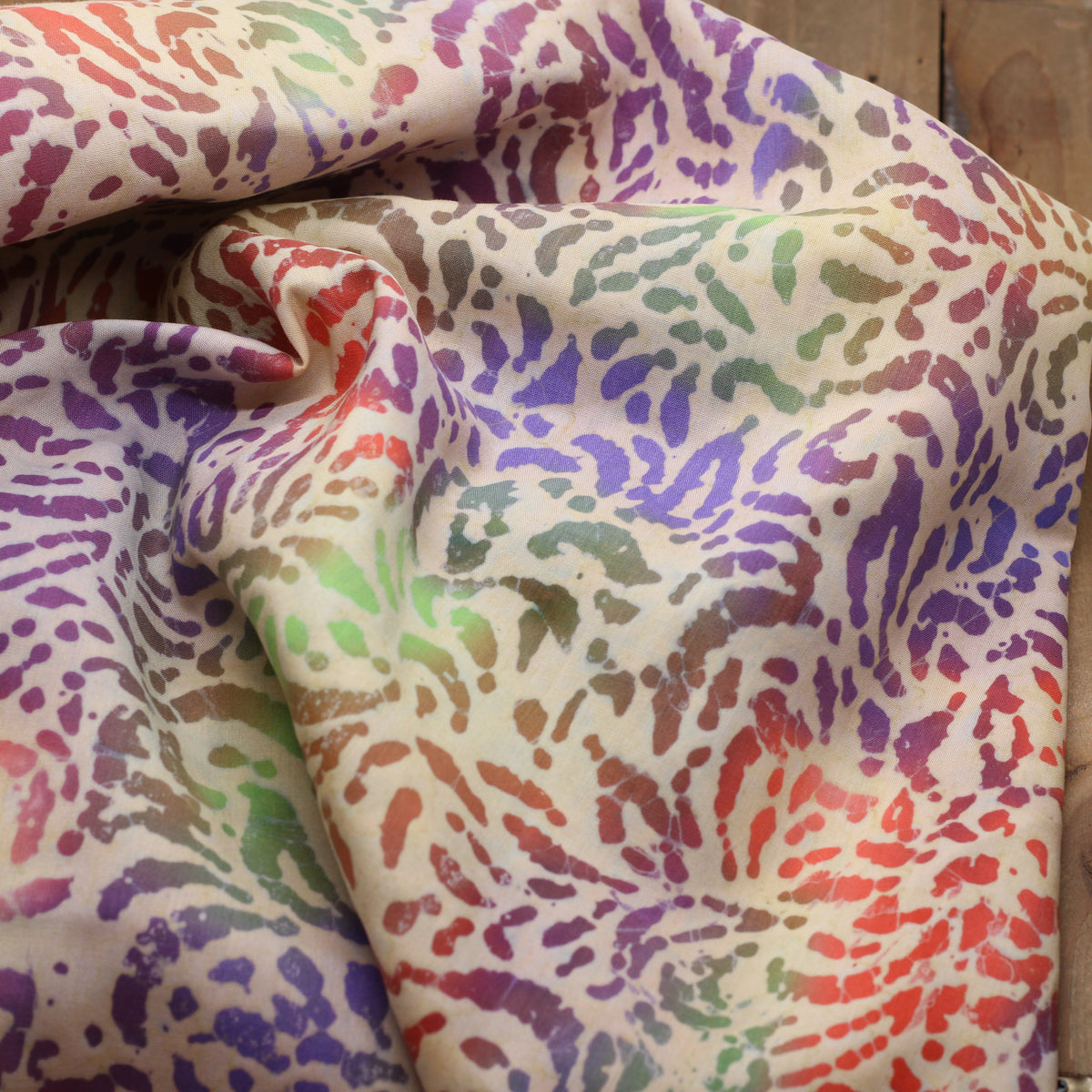 Tissu Coton Batik #3 - Corail/Vert/Violet (Vendu x10cm) Tissus Sélection Gaspard & Léonie | Gaspard et Léonie Tissus en ligne et Mercerie à Toulouse