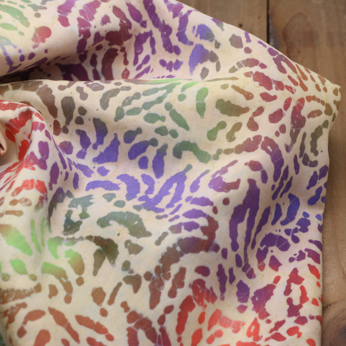 Tissu Coton Batik #3 - Corail/Vert/Violet (Vendu x10cm) Tissus Sélection Gaspard & Léonie | Gaspard et Léonie Tissus en ligne et Mercerie à Toulouse