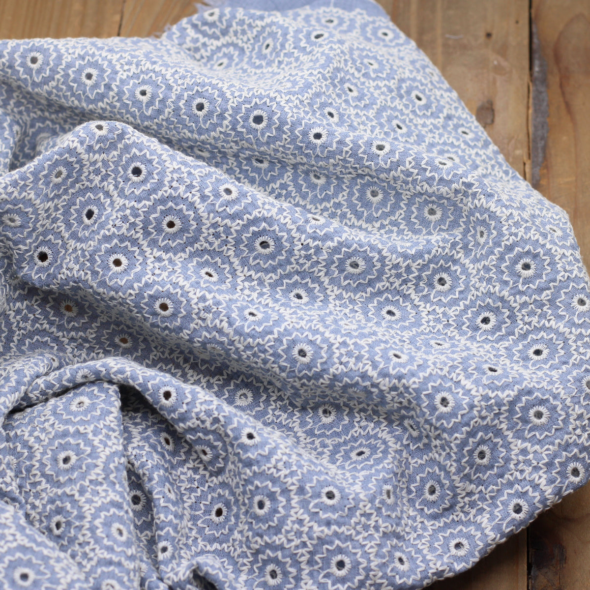 Tissu coton brodé - CIRCLE - Bleu glacier (Vendu x10cm) Tissus Sélection Gaspard & Léonie | Gaspard et Léonie Tissus en ligne et Mercerie à Toulouse