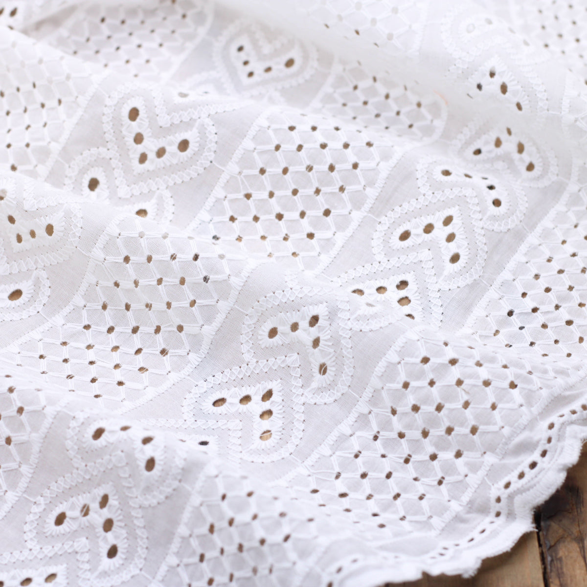 Tissu coton brodé et festonné - DIANE - Blanc cassé (Vendu x10cm) Tissus Sélection Gaspard & Léonie | Gaspard et Léonie Tissus en ligne et Mercerie à Toulouse