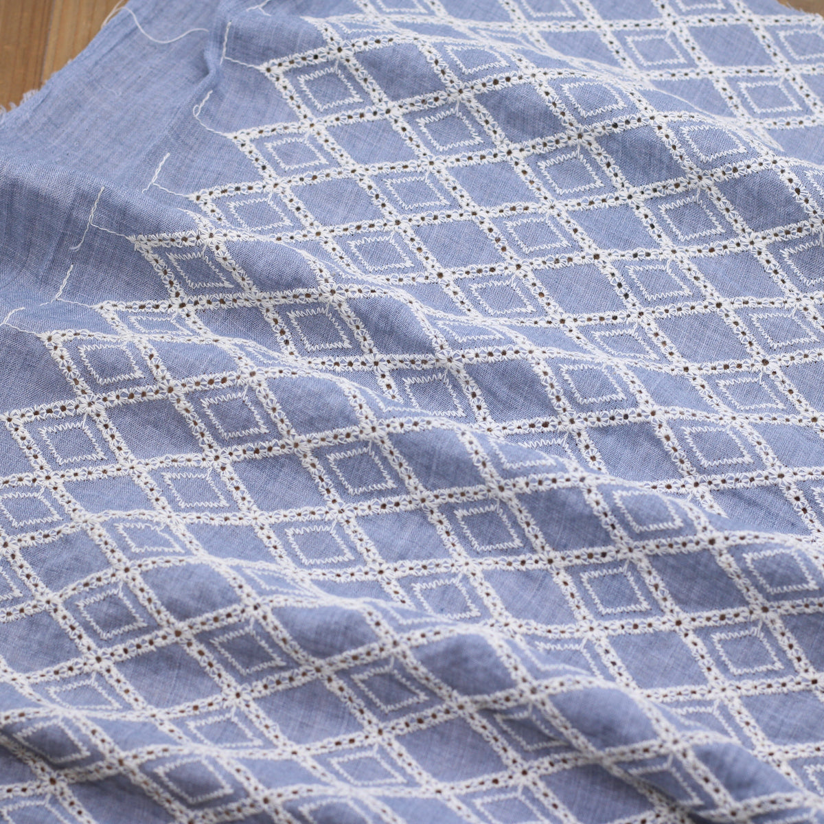 Tissu coton brodé - LOSANGE - Bleu glacier (Vendu x10cm) Tissus Sélection Gaspard & Léonie | Gaspard et Léonie Tissus en ligne et Mercerie à Toulouse
