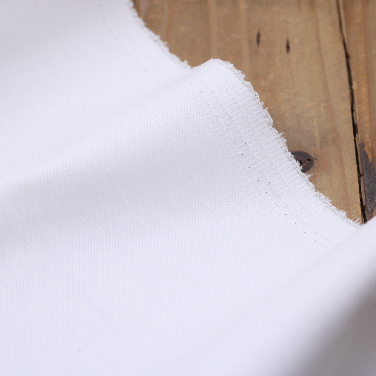 Tissu coton denim Stretch 9 Oz - Blanc cassé Ecru (Vendu x10cm) Tissus Sélection Gaspard & Léonie | Gaspard et Léonie Tissus en ligne et Mercerie à Toulouse
