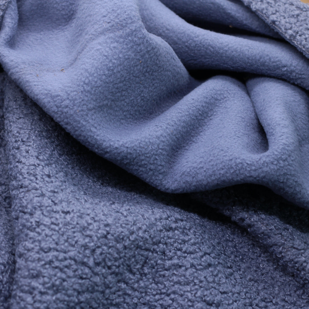Tissu fausse fourrure bouclette Polaire - Bleu Denim (Vendu x10cm) Tissus Sélection Gaspard & Léonie | Gaspard et Léonie Tissus en ligne et Mercerie à Toulouse
