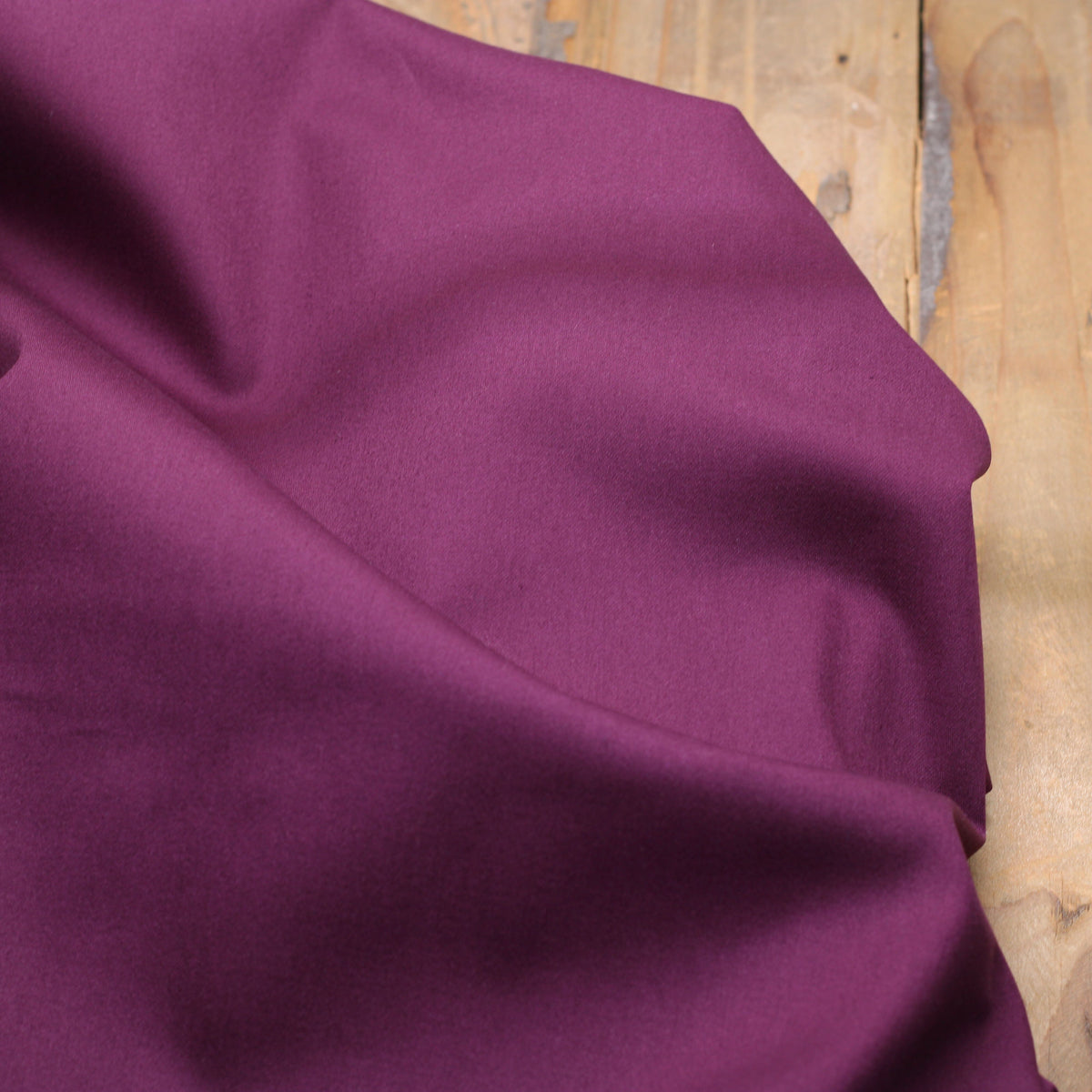 Tissu Fine Gabardine de coton unie Stretch - Aubergine (Vendu par 10cm) Tissus Sélection Gaspard & Léonie | Gaspard et Léonie Tissus en ligne et Mercerie à Toulouse