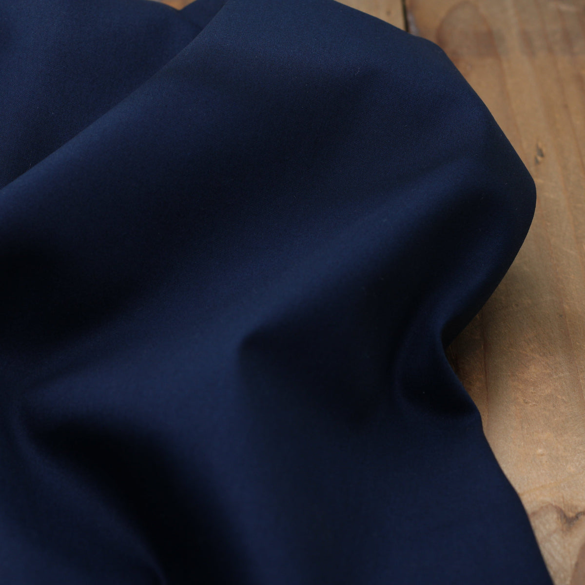 Tissu Fine Gabardine de coton unie Stretch - Bleu marine (Vendu par 10cm) Tissus Sélection Gaspard & Léonie | Gaspard et Léonie Tissus en ligne et Mercerie à Toulouse