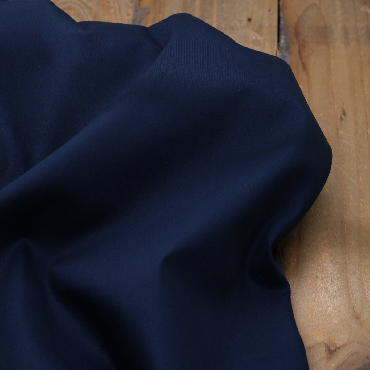 Tissu Fine Gabardine de coton unie Stretch - Bleu marine (Vendu par 10cm) Tissus Sélection Gaspard & Léonie | Gaspard et Léonie Tissus en ligne et Mercerie à Toulouse