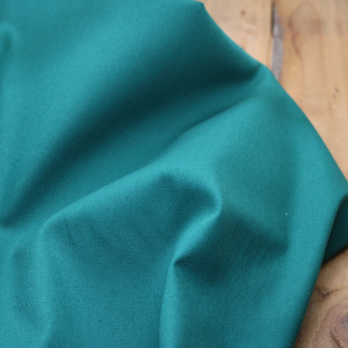 Tissu Fine Gabardine de coton unie Stretch - Vert Canard (Vendu par 10cm) Tissus Sélection Gaspard & Léonie | Gaspard et Léonie Tissus en ligne et Mercerie à Toulouse