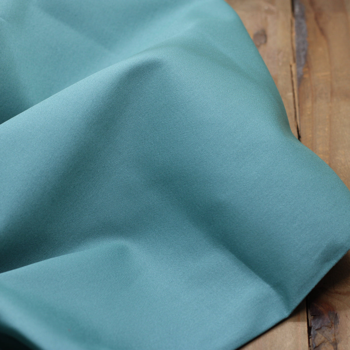 Tissu Fine Gabardine de coton unie Stretch - Vert Eucalyptus (Vendu par 10cm) Tissus Sélection Gaspard & Léonie | Gaspard et Léonie Tissus en ligne et Mercerie à Toulouse