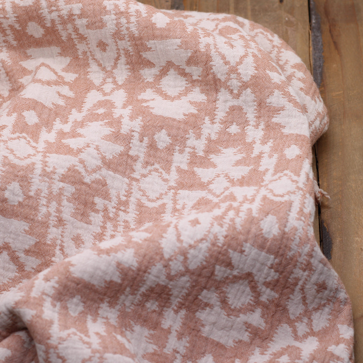 Tissu gaze de coton Jacquard INCA - Corail (Vendu x10cm) Tissus Sélection Gaspard & Léonie | Gaspard et Léonie Tissus en ligne et Mercerie à Toulouse