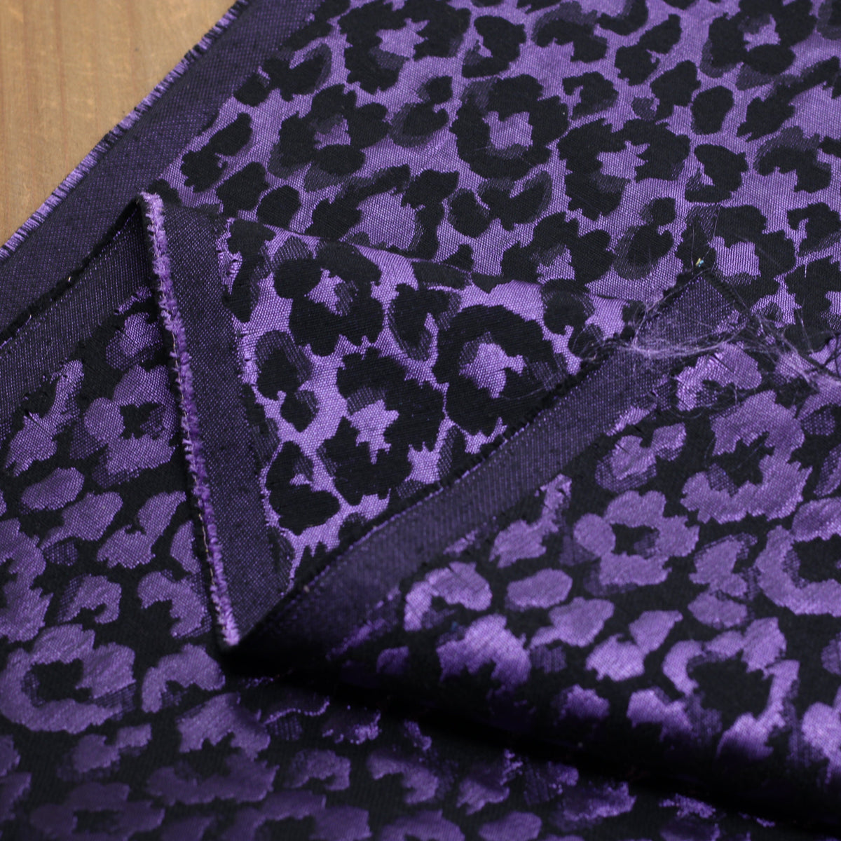 Tissu Jacquard Lurex LEO - Violet/Noir (Vendu x10cm) Tissus Sélection Gaspard & Léonie | Gaspard et Léonie Tissus en ligne et Mercerie à Toulouse