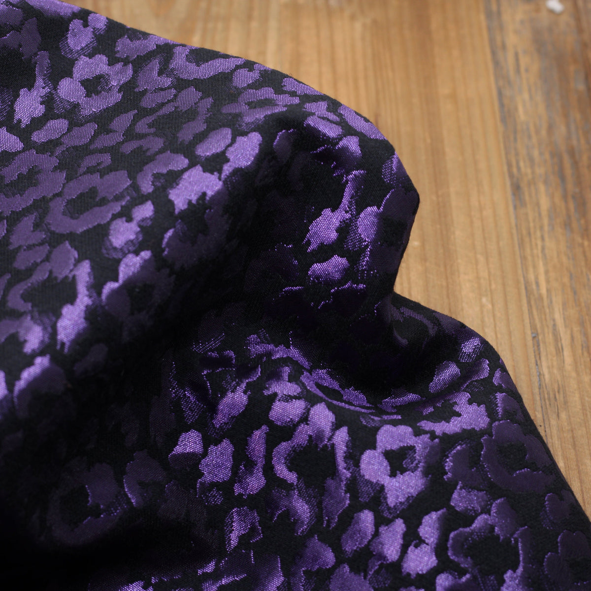 Tissu Jacquard Lurex LEO - Violet/Noir (Vendu x10cm) Tissus Sélection Gaspard & Léonie | Gaspard et Léonie Tissus en ligne et Mercerie à Toulouse