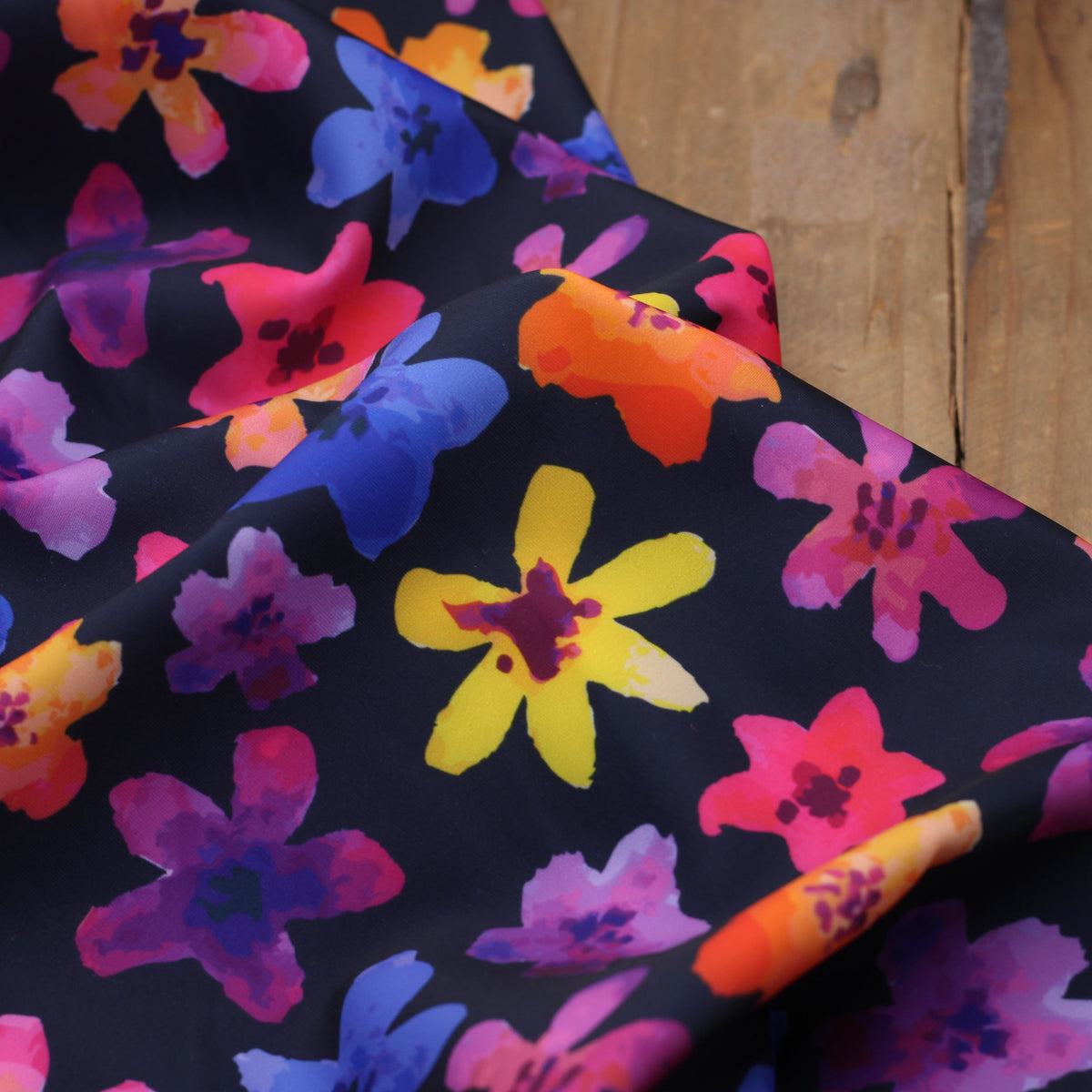 Tissu Lycra Maillot de Bain Imprimé - FLOWERS - Bleu marine (vendu x10cm) Tissus Sélection Gaspard & Léonie | Gaspard et Léonie Tissus en ligne et Mercerie à Toulouse