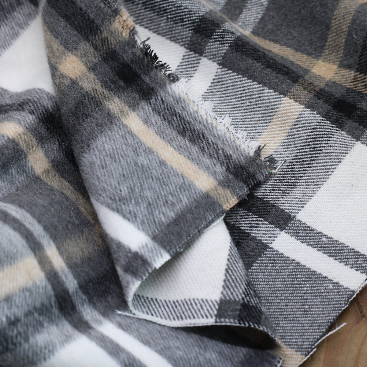 Tissu Manteaux - Tartan -Blanc/Gris (Vendu x10cm) Tissus Sélection Gaspard & Léonie | Gaspard et Léonie Tissus en ligne et Mercerie à Toulouse