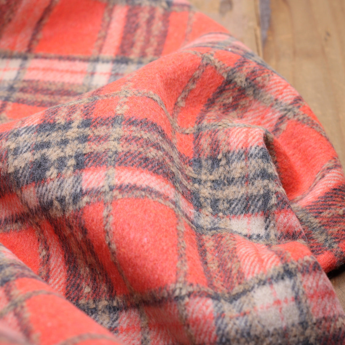 Tissu Manteaux - Tartan - Corail/Gris (Vendu x10cm) Tissus Sélection Gaspard & Léonie | Gaspard et Léonie Tissus en ligne et Mercerie à Toulouse